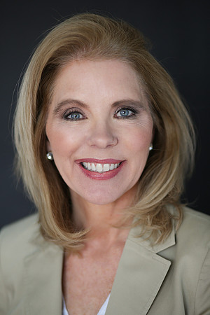 KRISTIN-2L5A3957